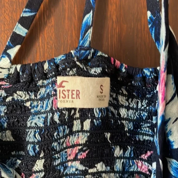Hollister Floral Crop Top With Keyhole Front and Back—Smocked Very Stretchy - Picture 6 of 6